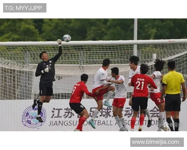 足球明星亲自赠送球裤照片分享球迷热情与运动精神 足球明星亲自赠送球裤照片分享球迷热情与运动精神