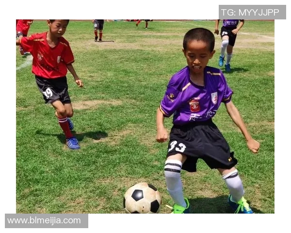 足球明星腿法大比拼谁能技压群雄展现绝佳球技与风采 足球明星腿法大比拼谁能技压群雄展现绝佳球技与风采